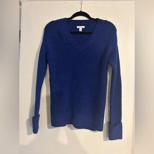 Blue v-neck fitted sweater
